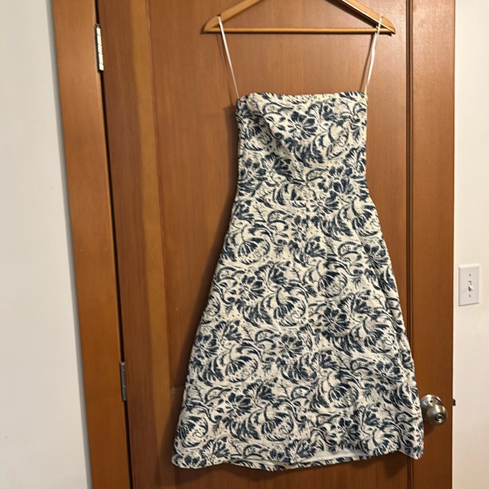 J.Crew strapless dress. In very good condition. 100% cotton 34 inches long.